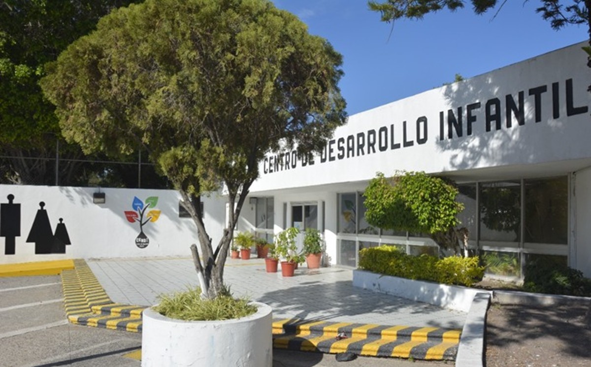 Reanudan actividades escolares con estrictas medidas de sanidad