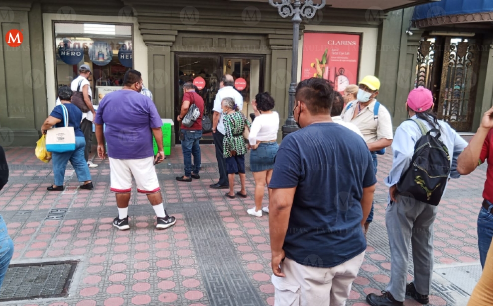 Temen por llegada de invierto, adultos mayores reciben vacuna contra influenza (Jesús García)
