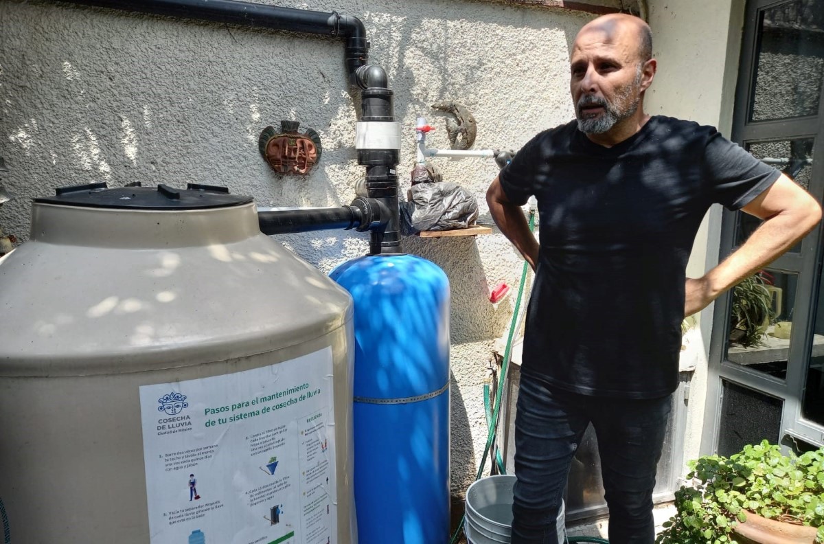 Walter aseguró que el agua que recolecta el sistema es suficiente para su hogar. | Fanny Miranda