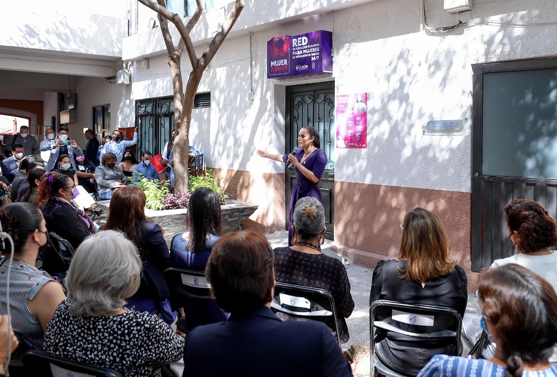 Alejandra Gutiérrez Inaugurando
