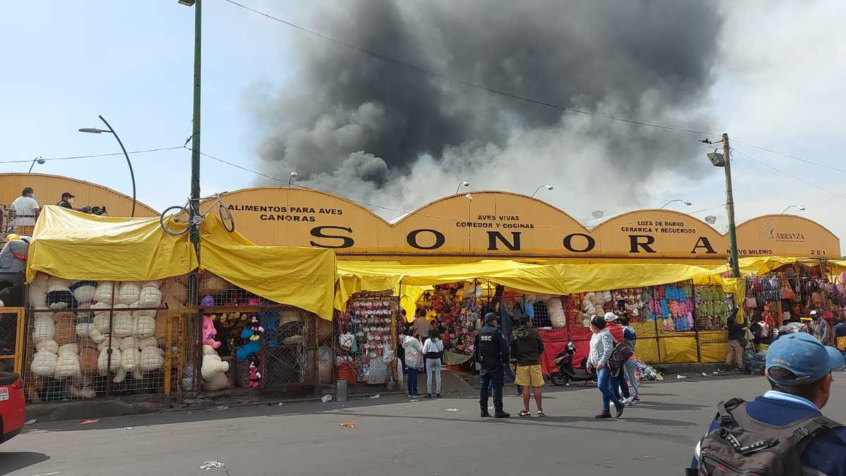 El incendio en el mercado de Sonora ocurrió en una bodega.