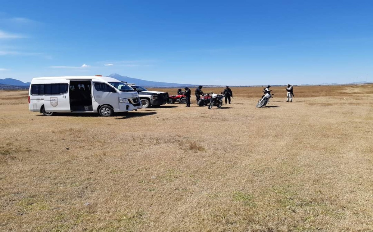 Hallan camioneta con 49 migrantes frente a instalaciones de Audi | Especial