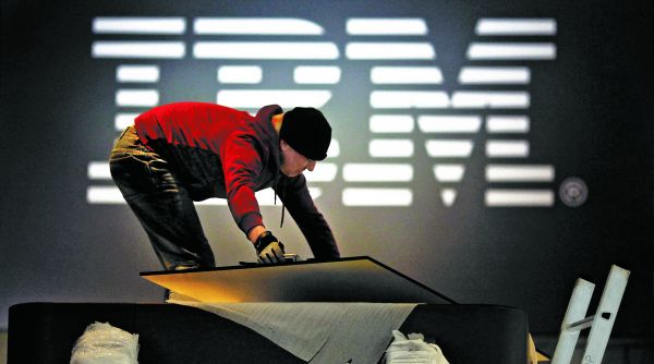 IBM sumó ingresos por 73 mil 600 mdd el año pasado. Hannibal Hanschke/Reuters