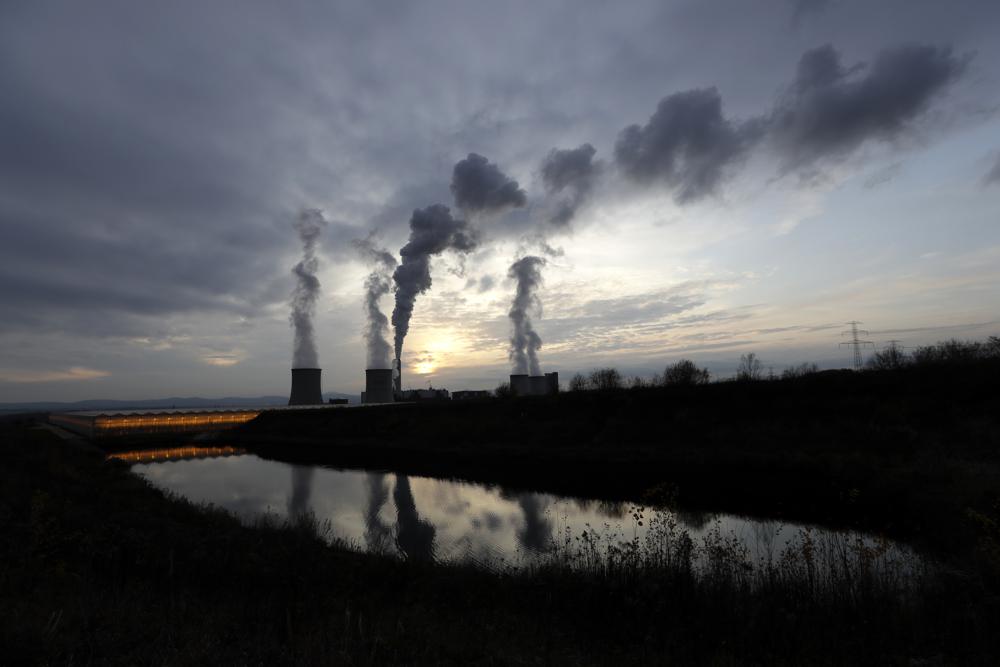 Son miles de empresas y fabricas que ocupan el carbón contaminante. Foto: AP