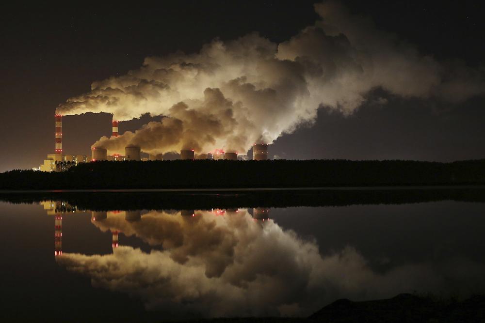 Nubes de vapor sobre la planta de energía de lignito más grande de Europa en Belchatow, Polonia central. Foto: AP