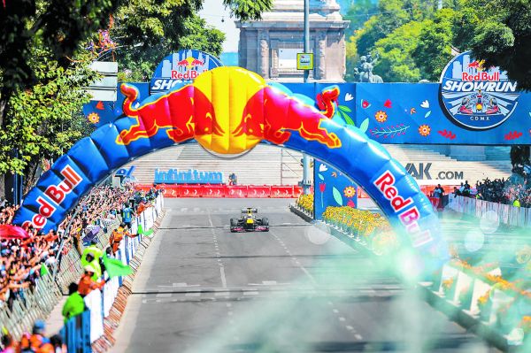 El piloto mexicano quemó llanta con el RB7, que ganó el título de 2011. Imago7