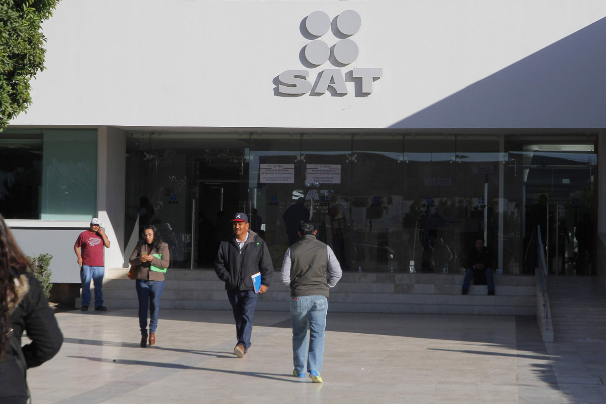 El SAT pretende que los mayores de 18 años soliciten su inscripción al Registro Federal de Contribuyentes. | Archivo