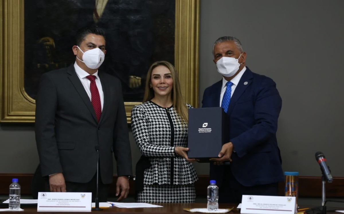 Secretaria de Finanzas, Jessica Blancas, entregó a la Comisión de Hacienda y Presupuesto del Congreso del estado el Paquete Hacendario. (Jorge Sánchez