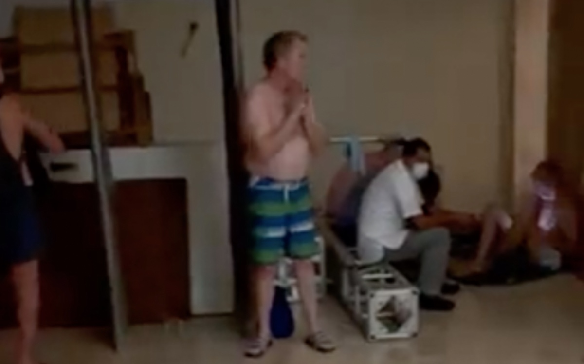 Turistas y empleados escondidos en hotel de Puerto Morelos. (Captura @MikeSington)
