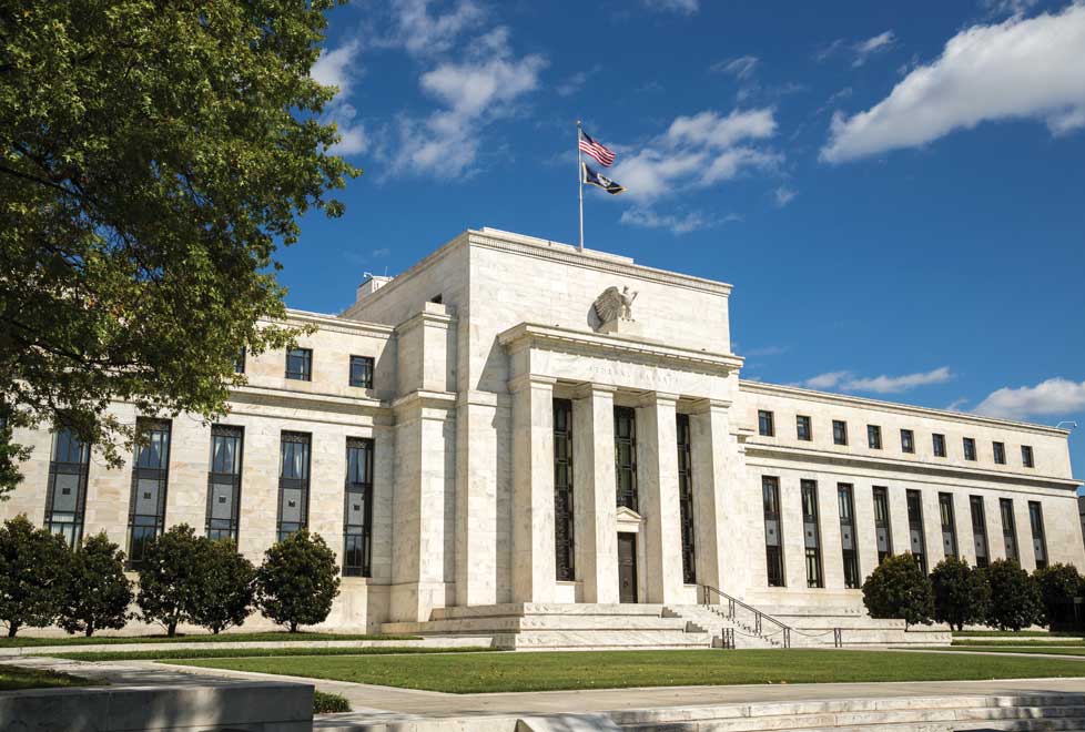 Fed adoptó nuevas reglas que prohíben a los altos funcionarios comprar acciones individuales.
