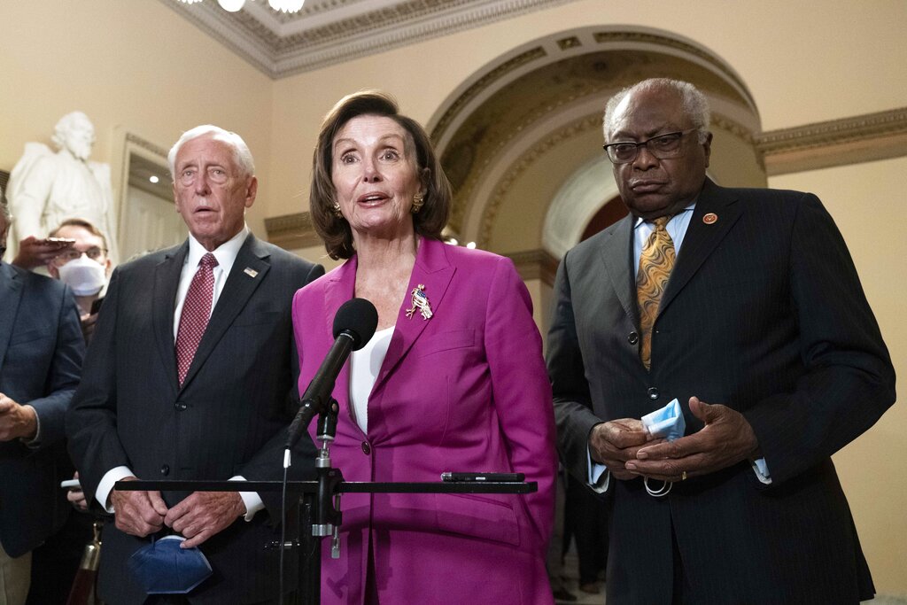 Nancy Pelosi, la líder de la Cámara de Representantes de Estados Unidos, saliendo de la votación del Plan. (AP)