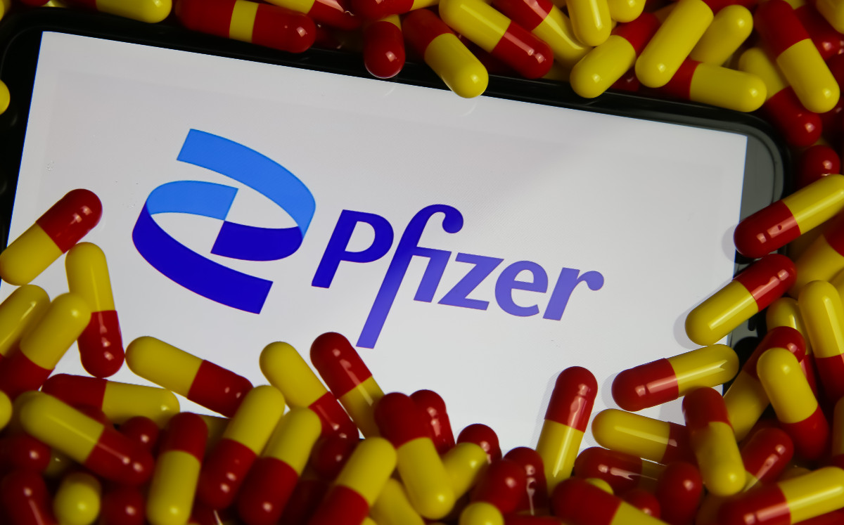 Una píldora de Pfizer reduce casi un 90 % el riesgo de muerte por covid-19. (Especial)