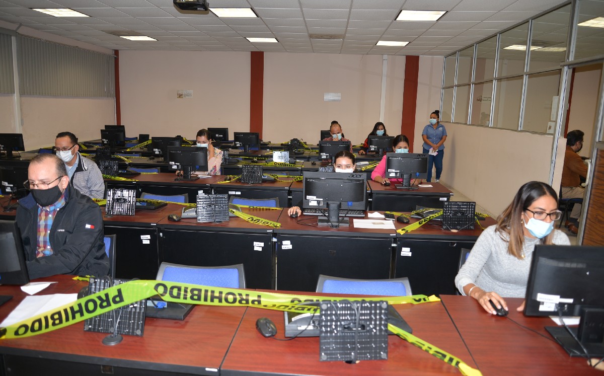 Realizan examen aspirantes a consejeros distritales del Ietam. (Cortesía)