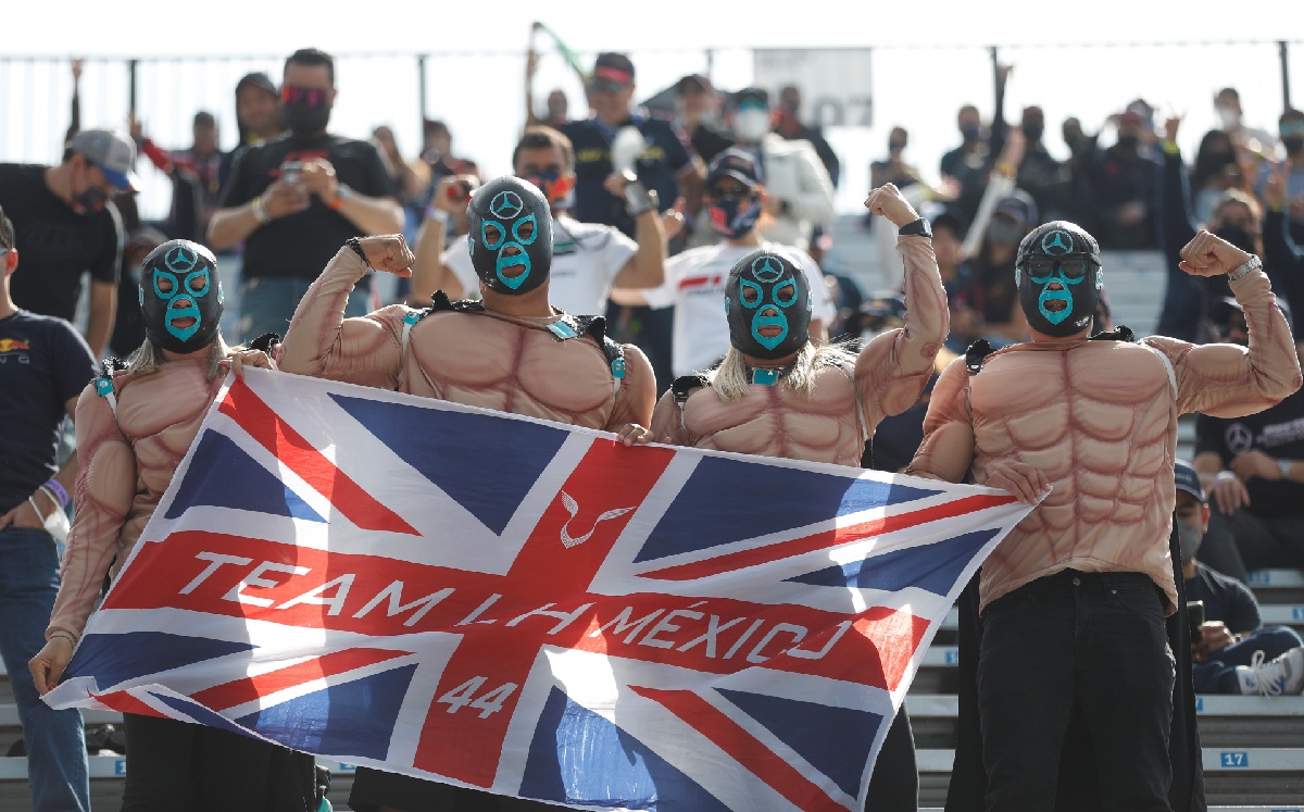 Aficionados llegaron con máscaras de luchadores y elementos representativos de la cultura mexicana. (