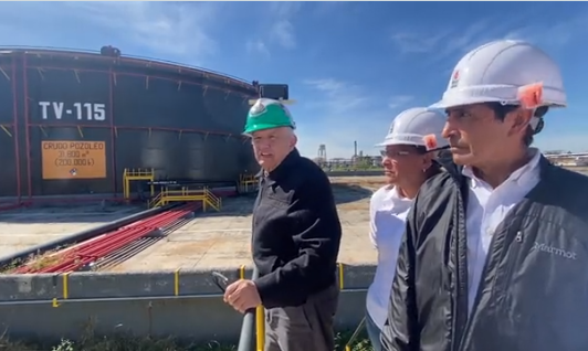 AMLO presume avance en rehabilitación de refinería de Salamanca