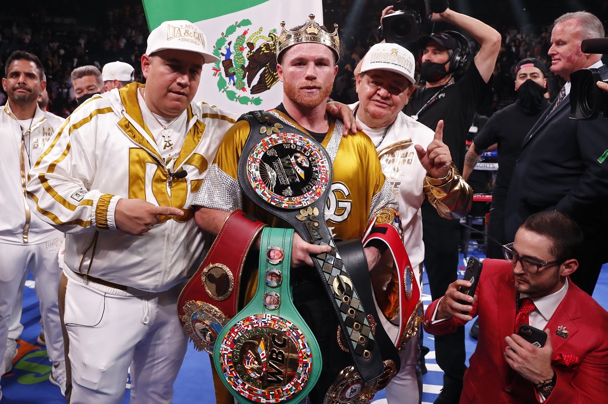 Canelo Álvarez, campeón indiscutido de la división supermedia (AFP)