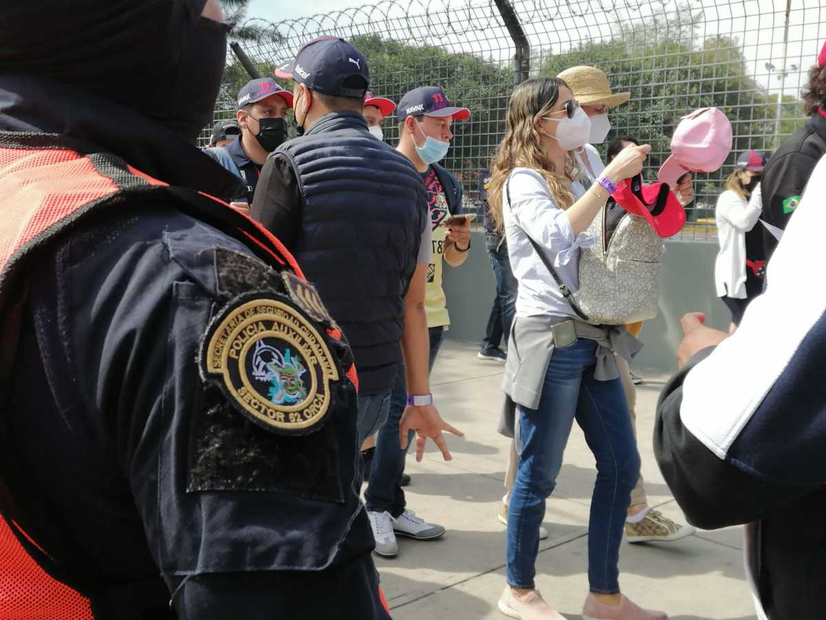 Las gorras del 'Checo Pérez' son las más solicitadas. (Graciela Olvera)