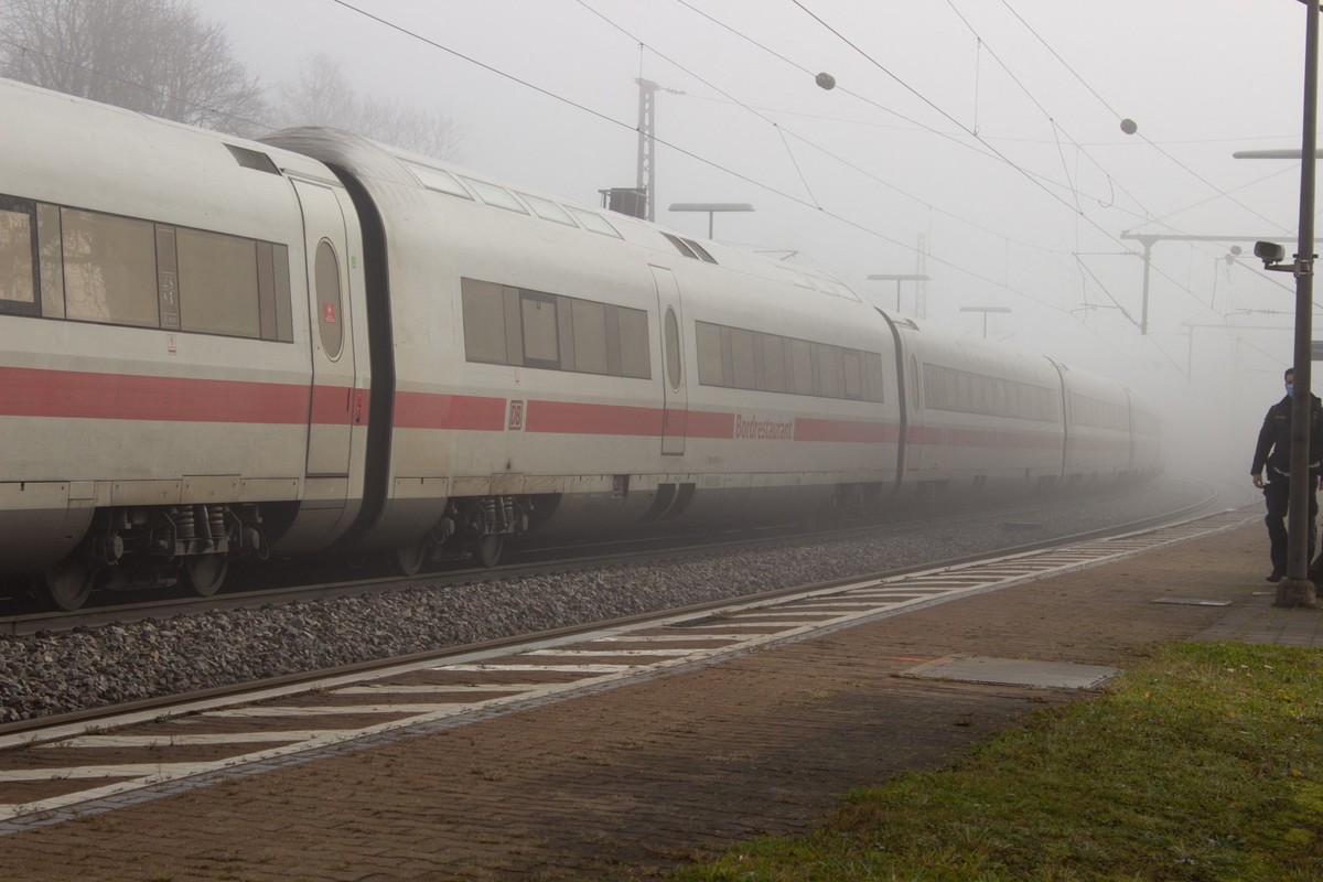 Hombre ataca a tres personas con cuchillo en tren de alta velocidad en Alemania | AFP