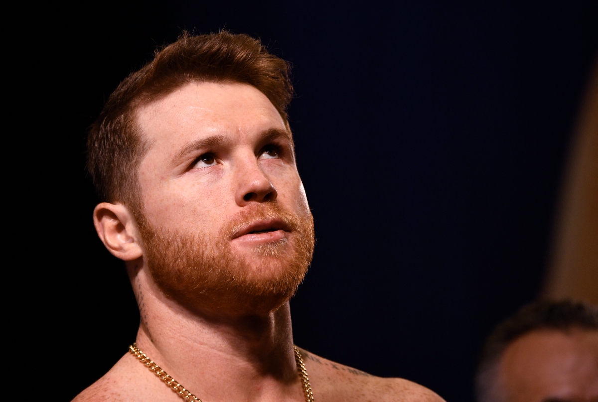 Saúl Álvarez, en el pesaje de su pelea ante Caleb Plant (AFP)