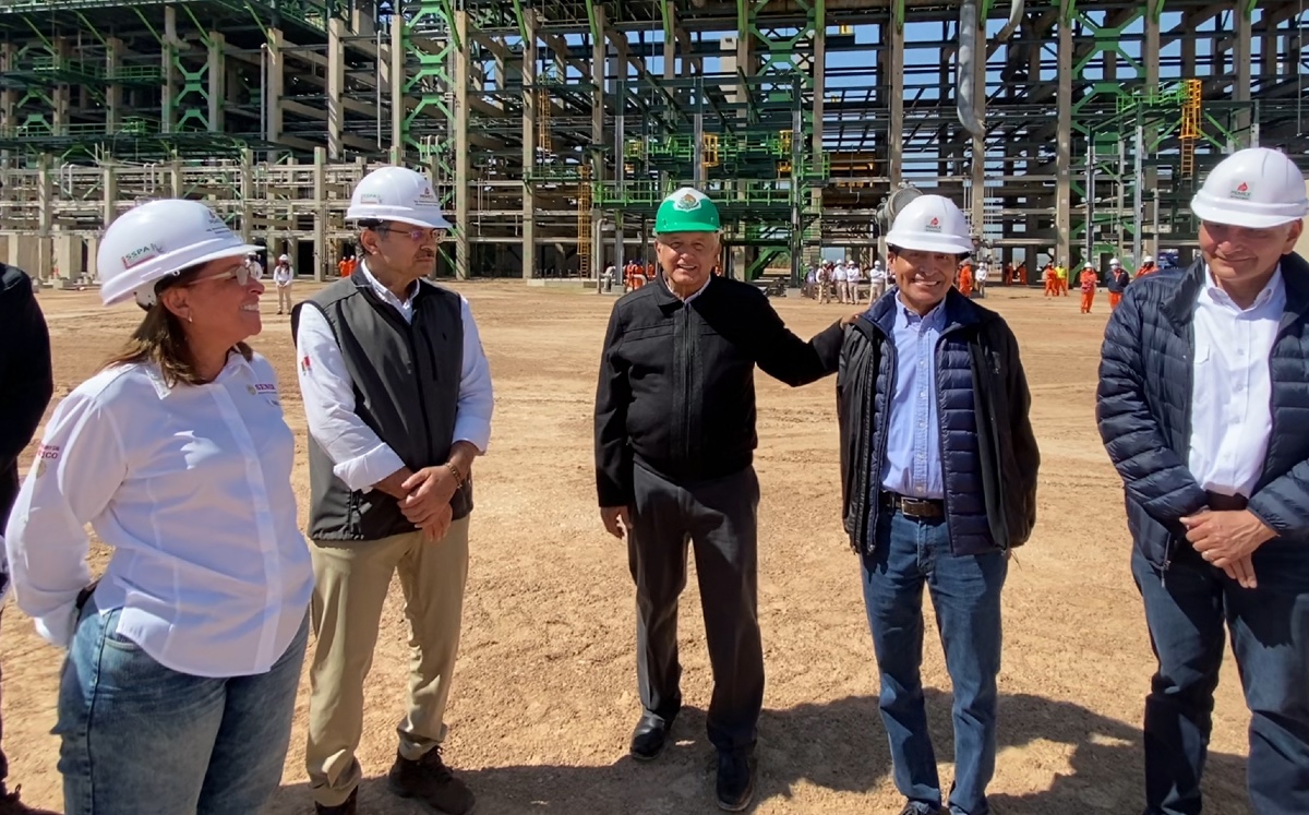AMLO estuvo acompañado por el secretario de Gobernación, la secretaria de Energía y el director de Pemex. (Twitter @LopezObrador)