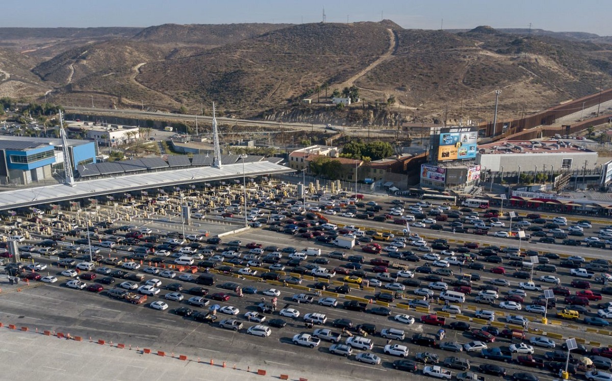 Autos esperando para cruzar la Garita San Ysidro en diciembre de 2020. (Cuartoscuro)