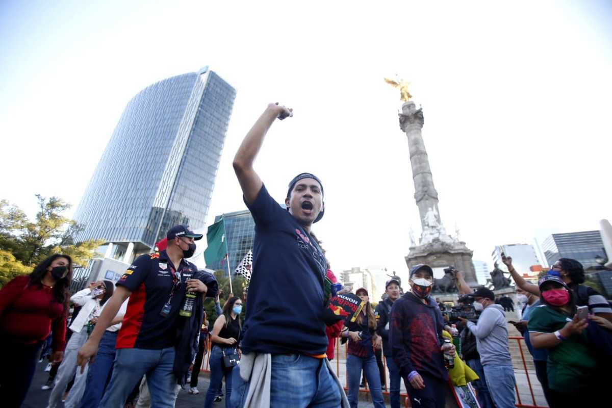 Con banderas y consignas celebraron en el monumento | Ariana Pérez