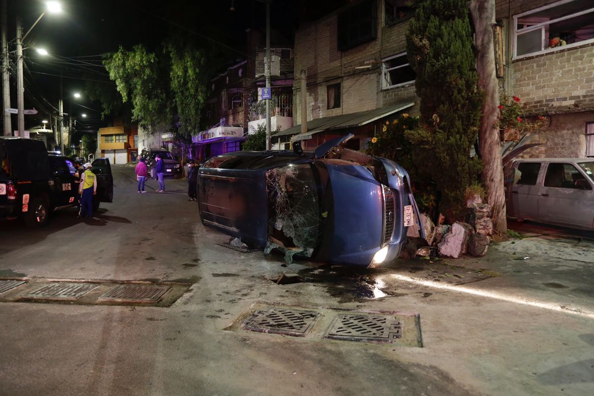 Camioneta vuelca en alcaldía Coyoacán, conductora resulta lesionada