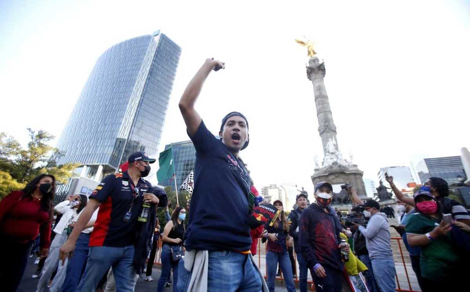 Con 'Cielito Lindo' y porras, celebran triunfo de Sergio Pérez