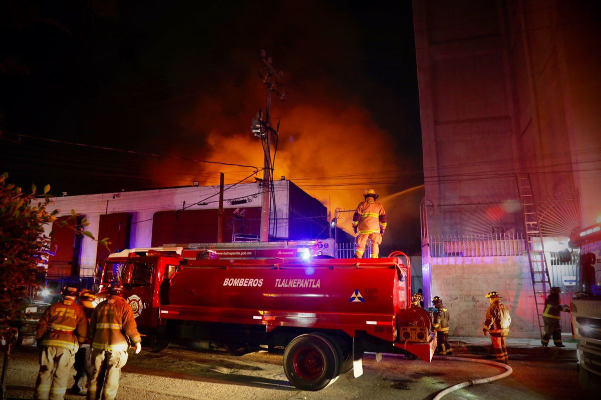 Se incendia bodega de plásticos en Tlalnepantla | Enrique Luna