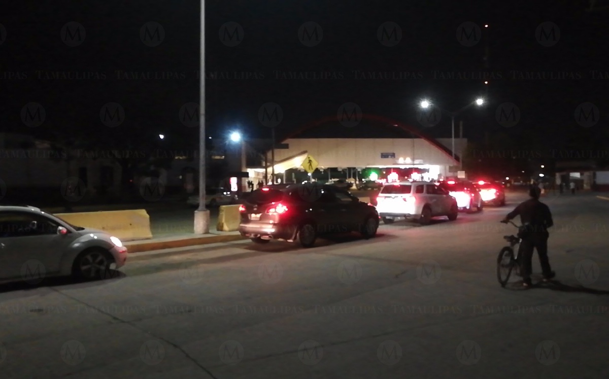 Largas filas en el puente fronterizo de Matamoros, esperan la reapertura de la frontera con Estados Unidos. (Víctor Hugo Durán)