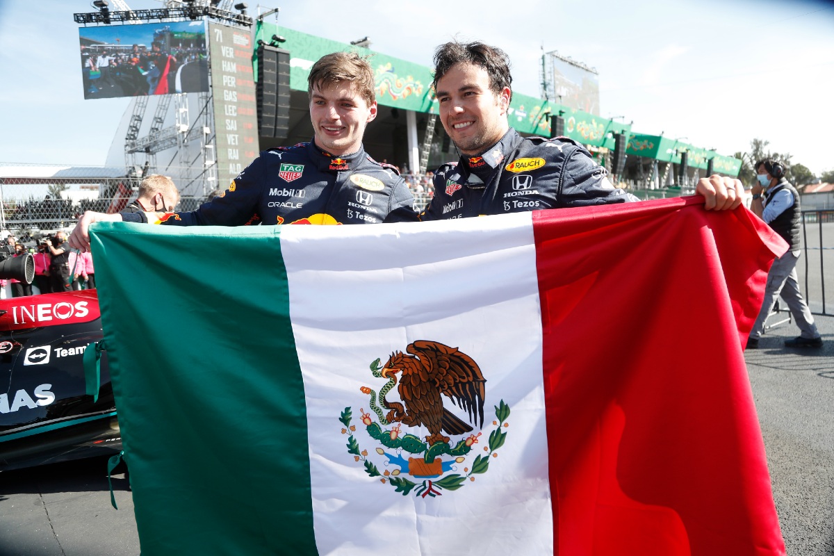 Max Verstappen y Sergio Pérez suben al podio del Gran Premio de México 2021 (Reuters)