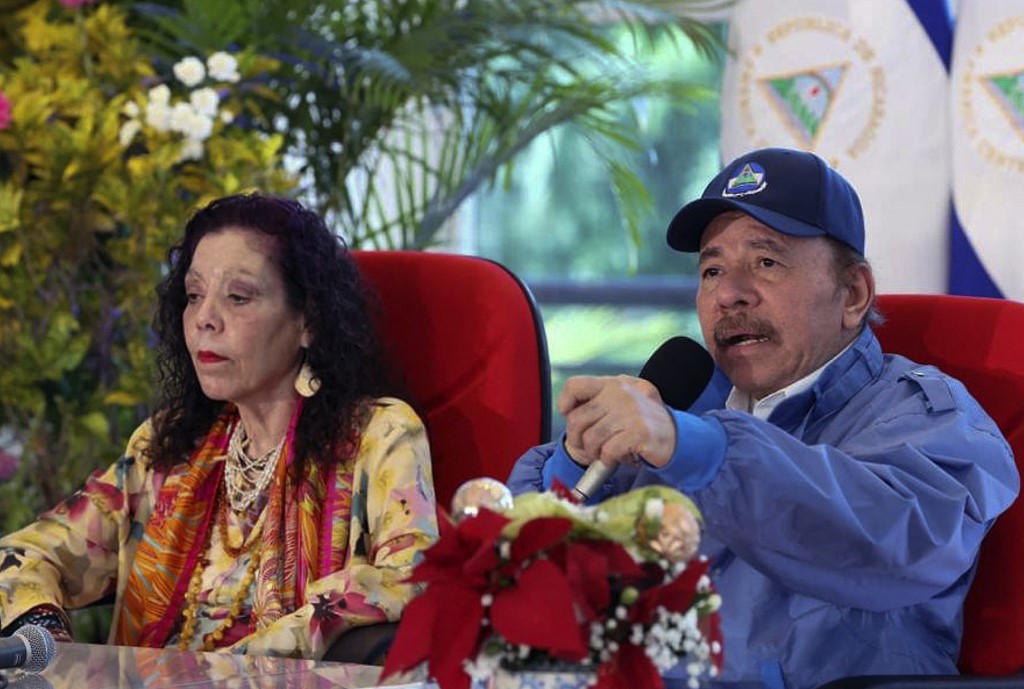 El presidente de Nicaragua, Daniel Ortega, junto a su esposa y vicepresidenta Rosario Murillo. (AFP)