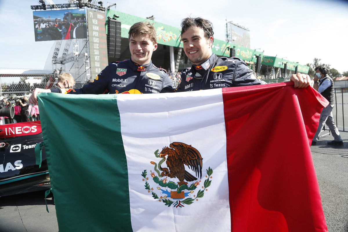 Sergio Pérez y Max Verstappen tras el GP de México (Reuters)