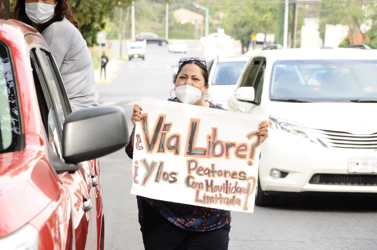 La caravana siguió por la avenida Alfonso Reyes durante varias cuadras. Foto: Raúl Palacios