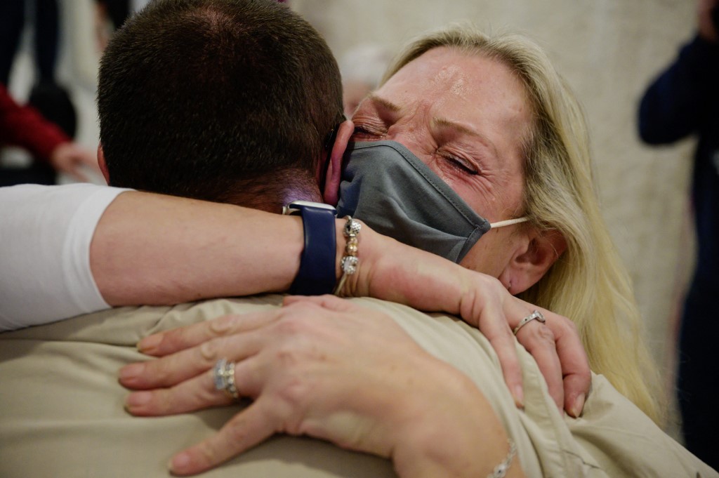 Varias familias se han reencontrado en los aeropuertos de Estados Unidos tras la reapertura de fronteras. | AFP