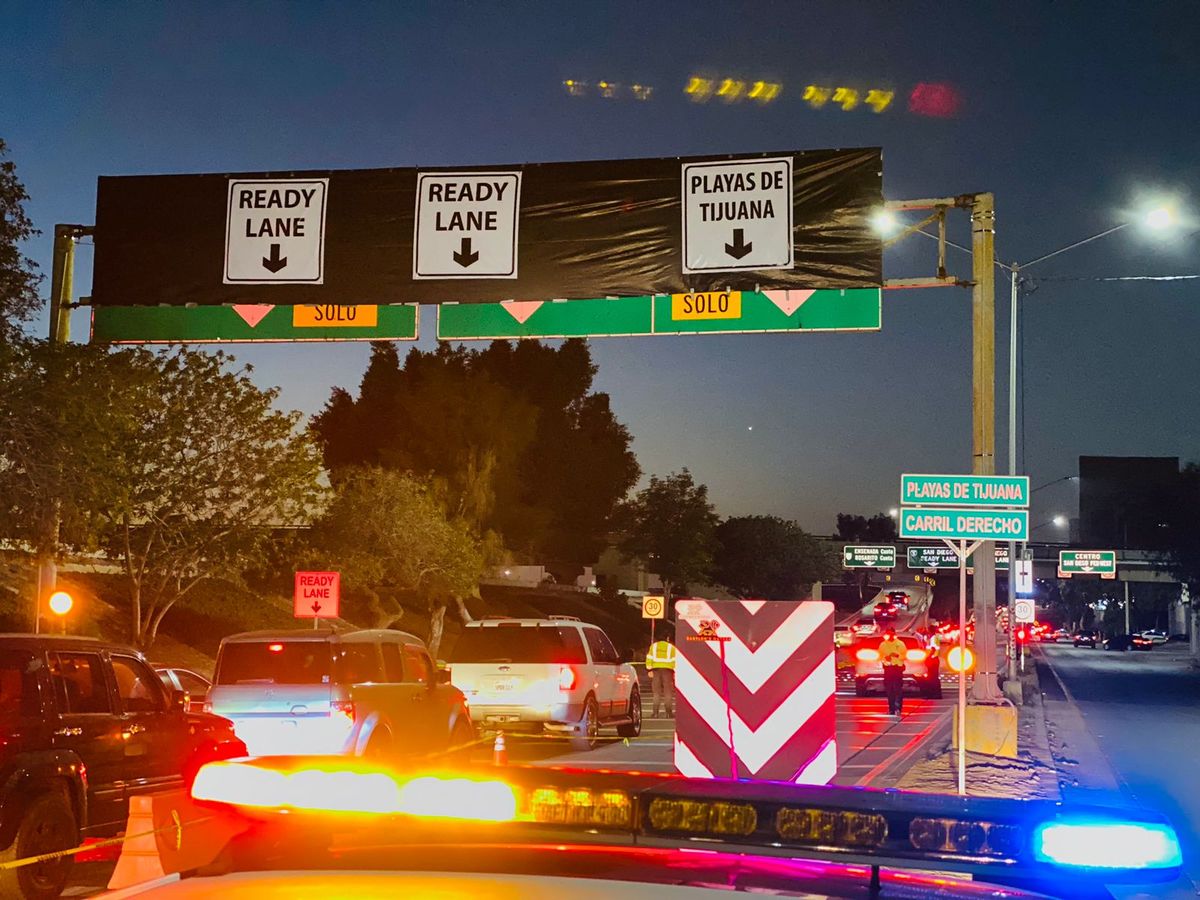 Filas de autos en garitas tras reapertura de la frontera con EU