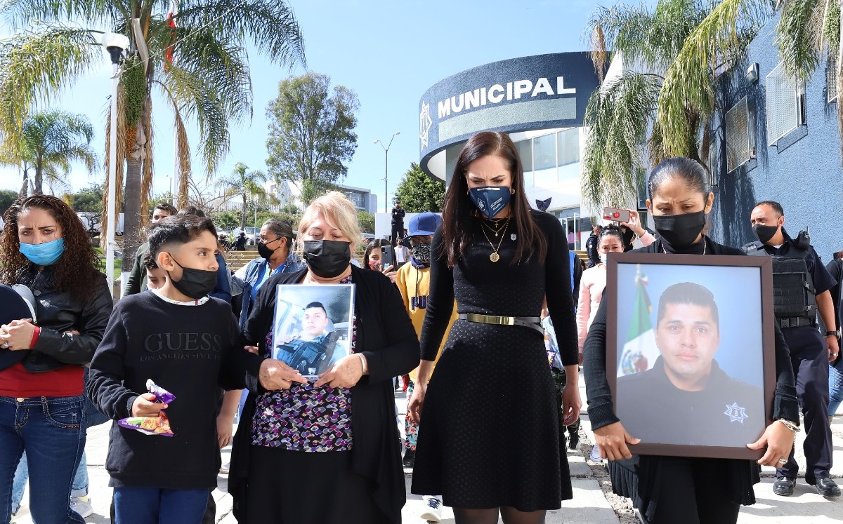El homenaje se llevó a cabo durante los Honores a la Bandera de este lunes