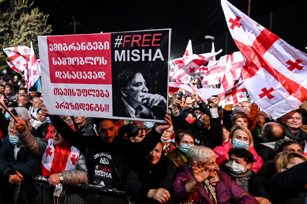 Miles de personas en Georgia protestaron por la liberación del ex presidente Mijaíl Saakashvili. (AFP)