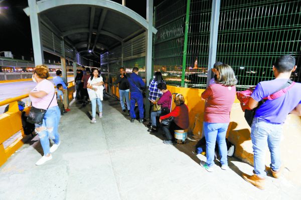 Algunos prefirieron evitar contratiempos e hicieron filas desde temprano. ROBERTO ALANÍS