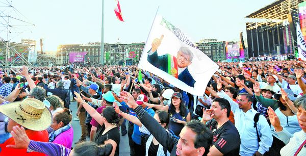 Seguidores del mandatario en el Zócalo capitalino durante uno de sus mensajes en diciembre de 2018. JAVIER RÍOS/Archivo