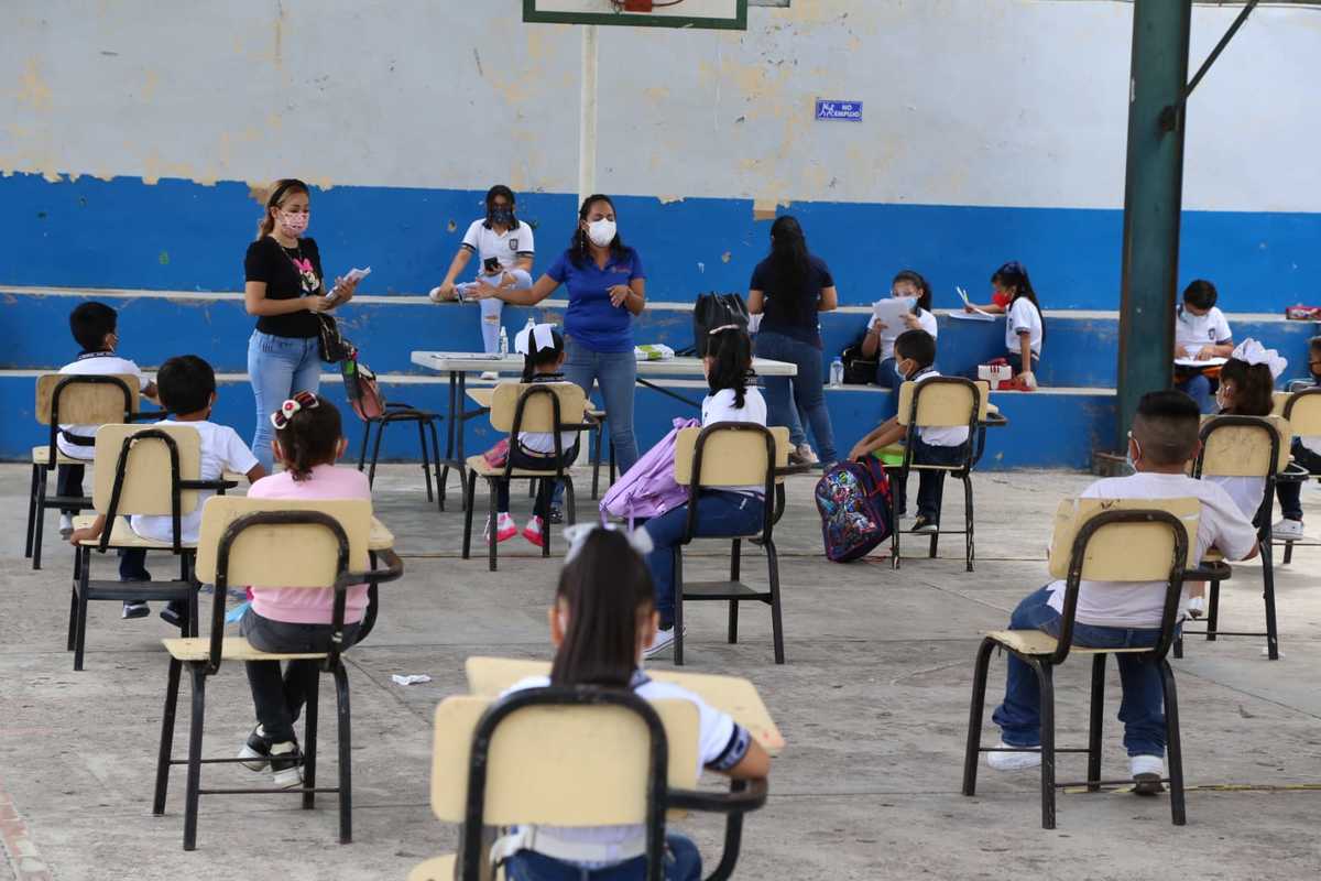 Aplican examen presencial a niños porque papás hacen trampa en casa
