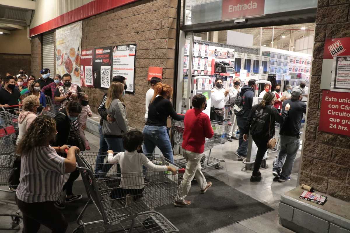 Las tiendas permanecerán abiertas durante la noche. Foto: Leonel Rocha