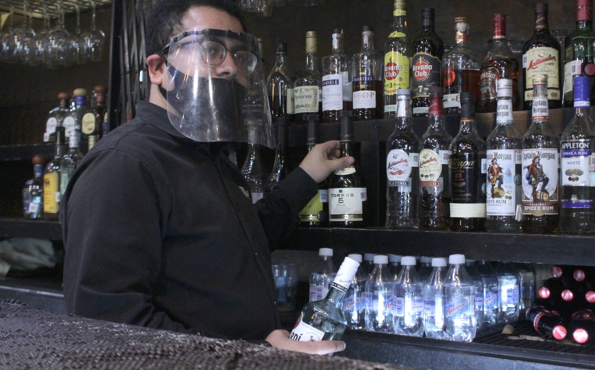 Bares y cantinas esperan un próximo cambio a semáforo verde. Dany Béjar.