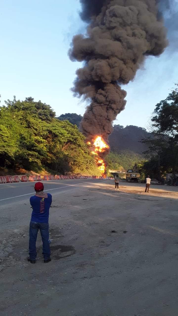 El camión generó una explosión en la carretera. (Abraham Jiménez)