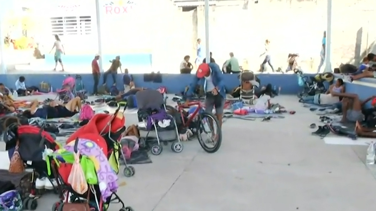 Caravana migrante sale de Chahuites y llega a Tapanatepec, Oaxaca