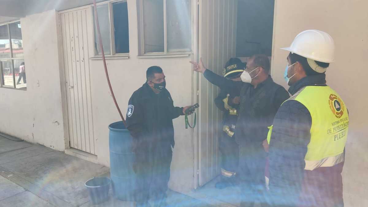 Evacuan escuela en Puebla tras presunta fuga de combustible | Especial