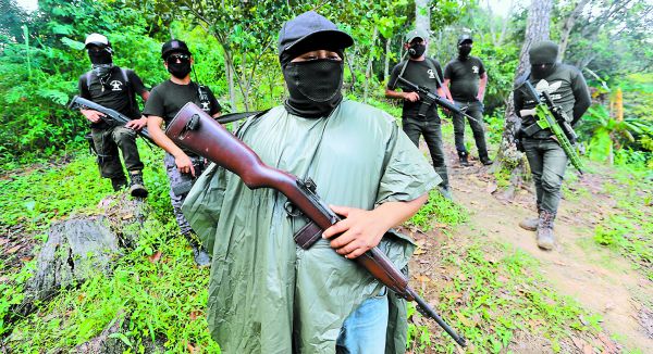 Integrantes vigilan desde las montañas el poblado, que ha sido abandonado por varios de sus habitantes. Jorge Carballo
