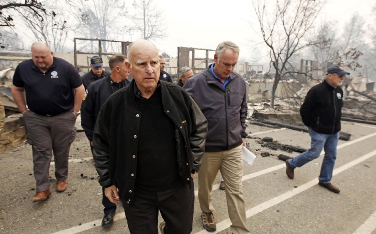 Jerry Brown, ex gobernador de California y su equipo. (Foto/AP)