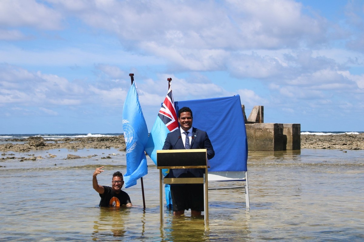 Simon Kofe protagoniza el video en Tuvalu. | Reuters