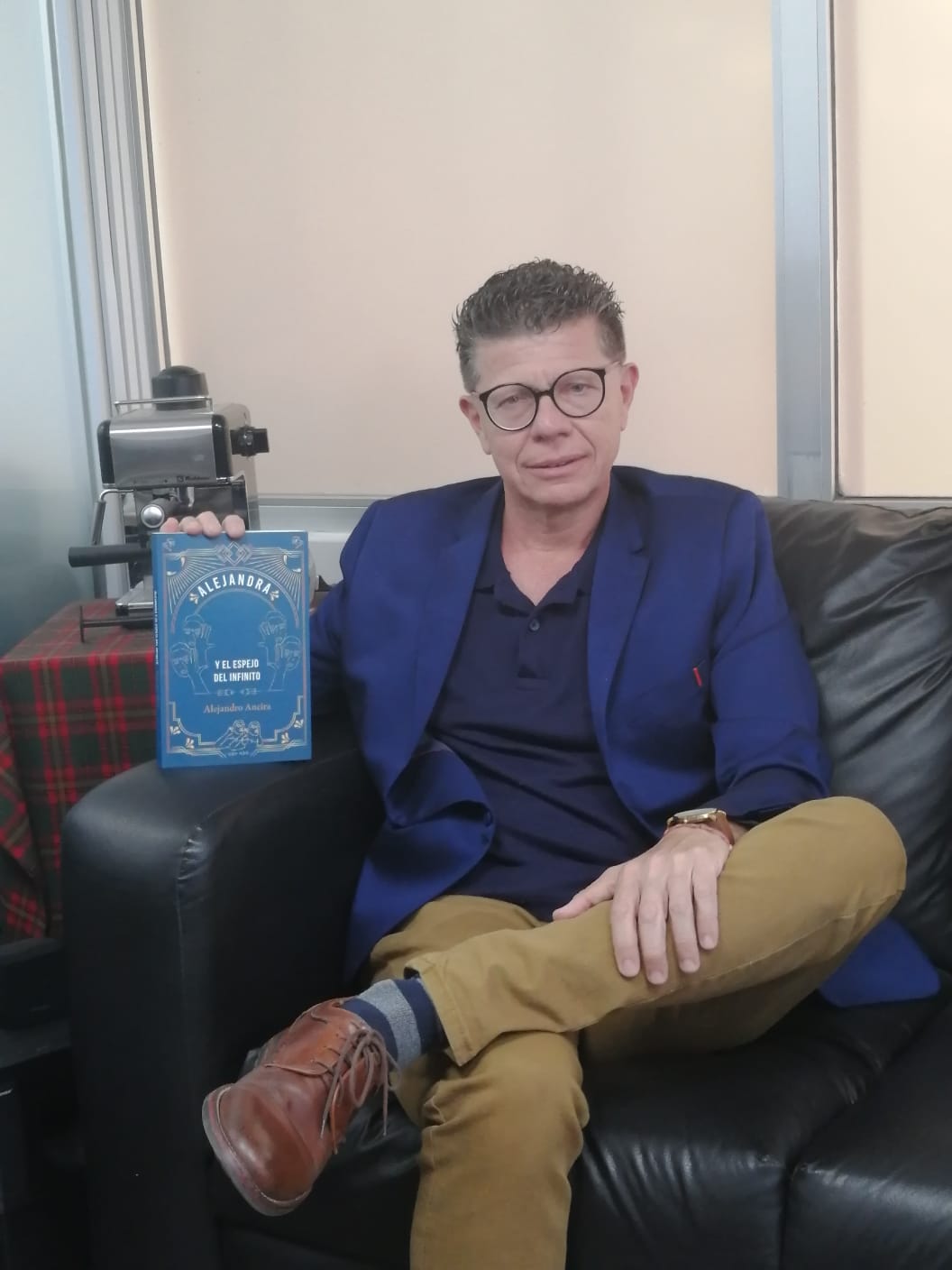 Alejandro Ancira y su libro. (Cortesía)